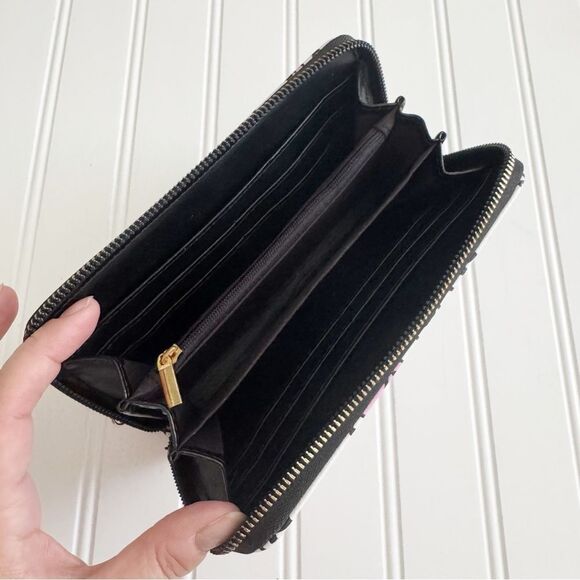 Hello Kitty Sanrio Deluxe Wallet - Picture 3 of 3